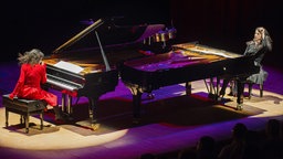 Die französischen Pianistinnen Katia (L) und Marielle Labeque (R) spielen auf der Bühne während eines Konzerts in Toledo, Spanien, 2014.