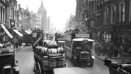 London (England), Szenen. Verkehrsszene in einer Londoner Geschäftsstraße