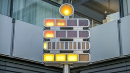 Mengenlehre-Uhr in Berlin zeigt die Uhrzeit anhand von leuchtenden Lampen.