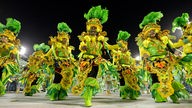 In grün-gelben Farben konstumierte Samba Tänzerinnen in Rio de Janeiro.