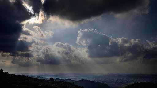 Sonnenstrahlen, die durch Wolken brechen 