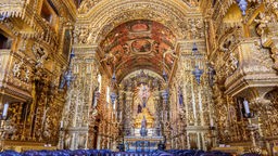 Innenraum und Altar einer historischen brasilianischen Kirche aus dem 18. Jahrhundert in barocker Architektur mit Details an den Wänden in Blattgold in der Stadt Rio de Janeiro