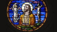 Ein Buntglasfenster zeigt Jesus Christus' Tod und Auferstehung (Asbury Theological Seminary, Asbury Universitiy, Wilmore, Kentucky, USA)