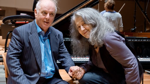 Der Dirigent Daniel Barenboim und die argentinische Pianistin Martha Argerich unterhalten sich nach einer Probe in der Philharmonie Berlin