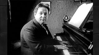 Erich Wolfgang Korngold am Klavier sitzend (Foto 1927)