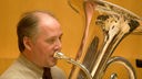 Hans Nickel spielend an der Tuba, Portrait