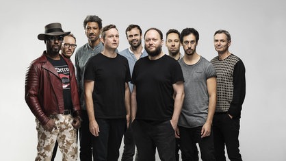 Die Mitglieder des Kollektivs Jazzanova stehen vor einer weißen Wand