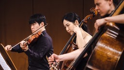 Jinho Han (Viola), Eunhye Cho (Violoncello) und Stefania Secci (Kontrabass) von der Orchesterakademie des WDR Sinfonieorchesters beim Matinee der Akademie am 05.03.2023.