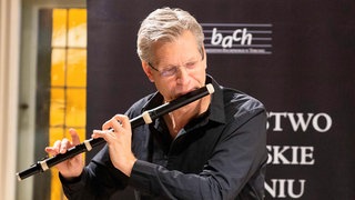 Der Flötist Michael Schmidt-Casdorff spielt während seines Auftritts beim Haydn Festival 2024 im Rahmen der Brühler Schlosskonzerte.