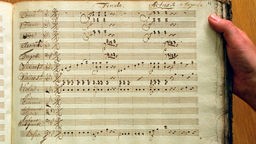 Eines der vom amerikanischen Musikwissenschaftler David J. Buch entdeckten Notenblätter, die Wolfgang Amadeus Mozart zugeschrieben werden. Das Blatt, das zur Oper "Der Stein der Weisen" gehört, ist überschrieben mit "Finale. Actus 2 v. Mozart". 