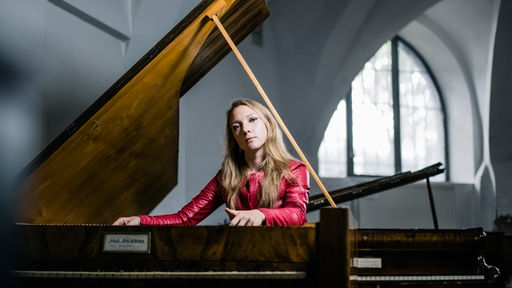 Die Pianistin Olga Pashchenko steht an einem Hammerflügel