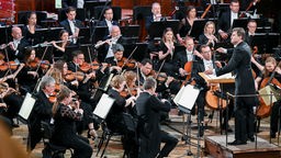 Tomáš Hanus und das Orchester der Walisischen Nationaloper bei der Eröffnung des Festivals "Prager Frühling 2023"