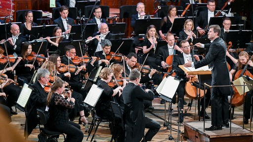 Tomáš Hanus und das Orchester der Walisischen Nationaloper bei der Eröffnung des Festivals "Prager Frühling 2023"