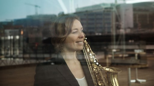 Die Saxophonistin Tineke Postma