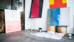 Verschiedene unfertige Gemälde in einem Atelier.