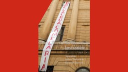 Auf dem Buchcover von Laura Stracks "farsi comune" ist ein Altbau zu sehen. Aus einem Fenster hängt ein Banner mit der roten Aufschrift "come l'acqua, come l'aria".