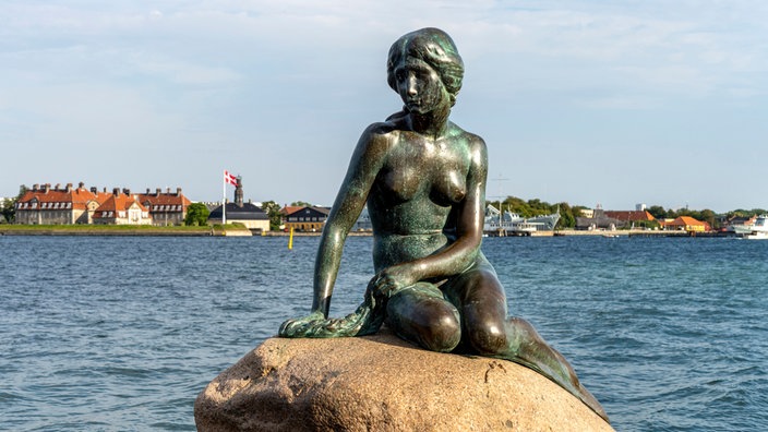 Die berühmte Bronzefigur Die Kleine Meerjungfrau - Den lille Havfrue - an der Uferpromenade Langelinie, Kopenhagen