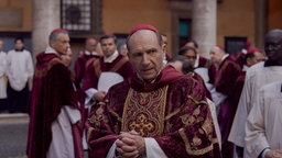 Ralph Fiennes als Cardinal Lawrence in einer Szene des Films "Konklave" .