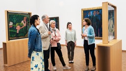 Führung für sehbehinderte und blinde Menschen im Museum Ludwig in Köln.