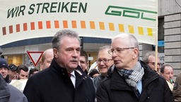  Claus Weselsky, Bundesvorsitzender der Gewerkschaft Deutscher Lokomotivführer, zusammen mit anderen bei einem Protestmarsch.