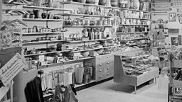 Schwarz-Weiß-Foto: Sortiment in einem Haushaltswarengeschäft der 1960er Jahre (Symbolfoto).