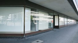 Außenansicht eines geschlossenen Kaufhauses mit leeren Schaufenster, ohne Dekoration.