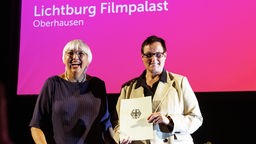 Claudia Roth zeichnet bei der Verleihung der Kinoprogrammpreise 2023 den Lichtburg Filmpalast in Oberhausen mit Petra Rockenfeller für das beste Kinder- und Jugendprogramm aus.