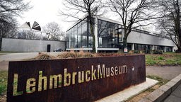 Blick auf den Schriftzug "Lehmbruck Museum" vor dem Eingang des Gebäudes.