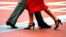 Fußbewegung beim Tango von Mann und Frau.
