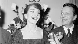 Die Sängerin Maria Callas gibt wenige Stunden nach ihrer Ankunft in Paris ein Interview (1958).