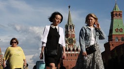 Frauen laufen über den Roten Platz in Moskau