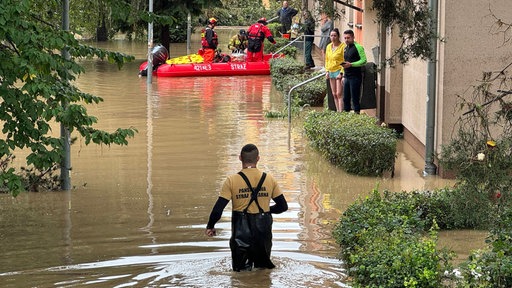 Nach extremen Regenfällen stehen noch immer einige Wohnblocks im September 2024 in der Region rund um Klodzko in Polen unter Wasser. 