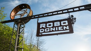 "ROBODONIEN" Schriftzug am Eingang zum Odonien-Gelände
