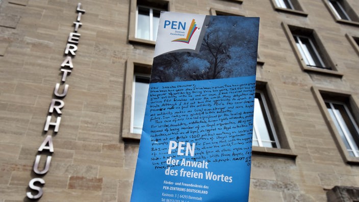  Informationsblatt vom PEN-Zentrum mit der Geschäftsstelle des deutschen PEN-Zentrums im Darmstädter Literaturhaus im Hintergrund