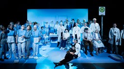 Als medizinisches Pflegepersonal verkleideter Sprechchor in einer Szene des Stücks "Halbwache Geister" am Theater Dortmund.