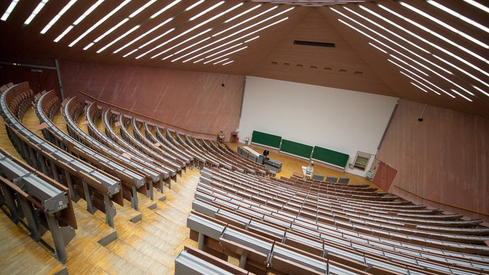  Ein leerer Hörsaal der Universität Stuttgart.