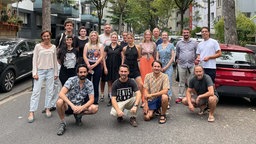 Gruppenfoto der Künstlerinnen und Künstler mit dem Team von WASTA (Wallraff Street Art).