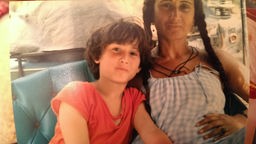 Das Foto zeigt Ferda Ataman als Kind mit ihrer Mutter