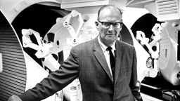 Porträt des Schriftstellers Arthur C. Clarke 1968 am Set des Filmklassikers A Space Odyssey