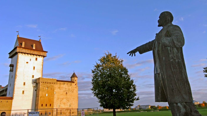Das Beitragsbild des WDR3 Kulturfeature "Das sowjetische Trauma" zeigt die Lenin Statue und Hermannsfeste in Narva, Estland.