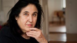 Das Beitragsbild des WDR3 Kulturfeature "Er-zähl die Toten!"zeigt ein Porträt der Schriftstellerin Emine Sevgi Özdamar
