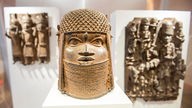 Das Beitragsbild des WDR3 Kulturfeature "Aus dem Dunkel ans Licht - zeigt drei Benin Bronzen im Museum für Kunst und Gewerbe (MKG).