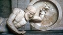 Das WDR3 Kulturfeature Beitragsbild "Cassandra" zeigt eine Marmorfigur aus der Ostgiebelgruppe des Tempels der Aphaia auf Ägina mit Darstellung des Kampfes der Ajakiden vor Troja.