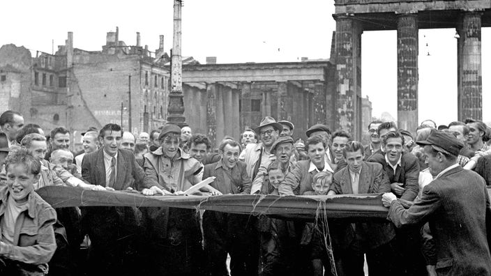 Das Beitragsbild WDR3 Kulturfeature "Drama, Deutsche Einheit" zeigt Demonstranten am 17. Juni 1953 in Berlin.