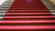 Das Beitragsbild des WDR3 Kultufeature "How to sell yourself to the West" zeigt einen roten Teppich auf einer Steintreppe. 