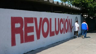 Das Beitragsbild des WDR3 Kulturfeature "Kuba - Echo der Sechziger" zeigt eine Straßenszene in Kuba und den Schriftzug Revolution. 