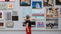 Das Beitragsbild des WDR 3 Kulturfeature "Kunst und Kontext - Wie woke müssen Museen heute sein?" zeigt eine Ausstellung moderner Kunst in der  Royal Academy of Arts in London