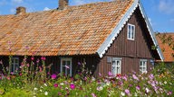 Das Beitragsbild der WDR3 Kulturfeature Sommerreihe zeigt ein Fischerhaus in Nida an der Kurischen Nehrung in Litauen.