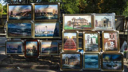 Das Beitragsbild der WDR3 Kulturfeature Sommerreihe zeigt Ansichten von Sehenswürdigkeiten an einem Marktstand in Odessa