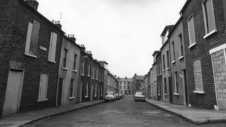 Das Beitragsbild des WDR3 Kulturfeature "Nordirische Dichterfreundschaften" zeigt die Mountjoy Street mit verbarrikadierten Türen und Fenstern in Derry 1974.
